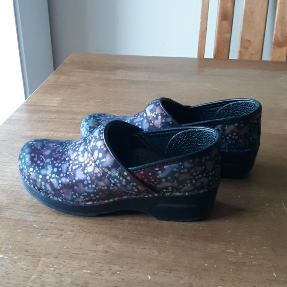 dansko nursing shoes near me